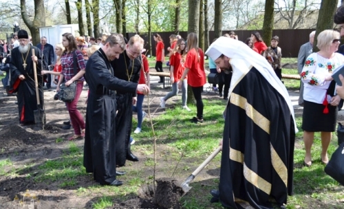 Глава УГКЦ Святослав і Блаженніший Любомир у заповіднику Тараса Шевченка посадили іменні дуби Глава УГКЦ Святослав і Блаженніший Любомир у заповіднику Тараса Шевченка посадили іменні дуби